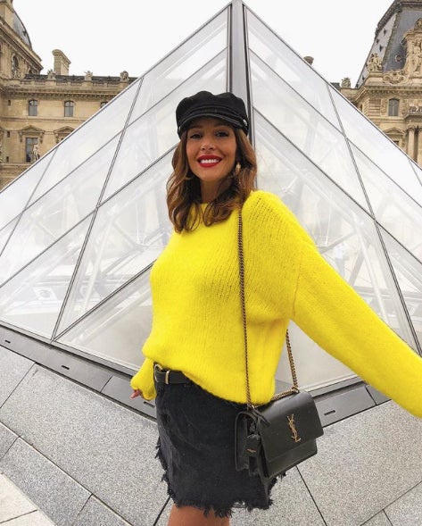 Ni aún estando embarazada Rocio Osorno renuncia a las mini faldas. ¡Le quedan genial! Y con este look nos da la genial idea de seguir llevándolas y añadir un jersey XL para los días de mucho frío. ¡El resultado no puede ser mejor!