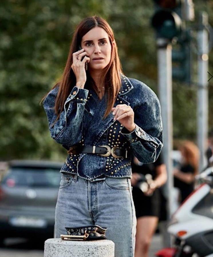 Anotemos este truco de las influencers para desmarcarse de la masa: mientras el resto del mundo se rinde al  animal print , los cuadros escoceses de mil colores o  los estampados tipo pañuelo , ellas se pasan al sencillo denim. Efectivamente, se trata de diferenciarse, destacar y llamar la atención, con lo que coincidir con la explosión de la tendencia no siempre juega a nuestro favor. Gala González es una experta en este tipo de operaciones: no podemos dejar de mirar su look con cazadora vaquera torera y lavada a la piedra.