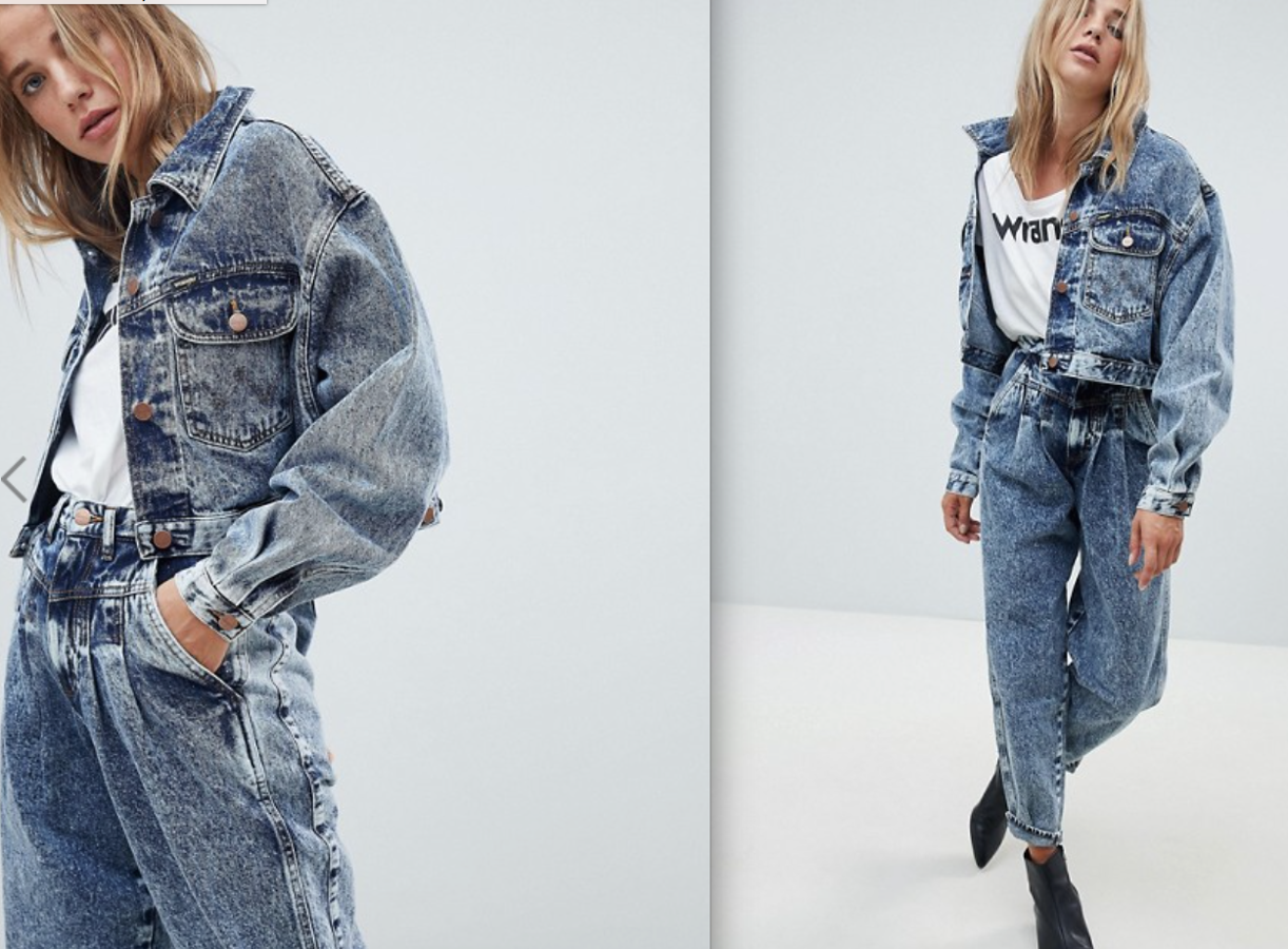 Gala lleva un total look de Alberta Ferretti totalmente inalcanzable para nosotras. Inalcanzable, pero no inexpugnable. Wrangler tiene un total look en el mismo denim lavado a la piedra que ejerce el mismo efecto hipnótico: el pantalón vaquero de pinzas es un pasada (109,99 euros) y la cazadora corta (109,99 euros) tiene el mismo aire ochentero que nos encanta del look de Gala.