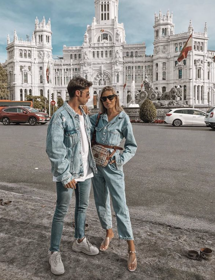 Teresa Andrés Gonzalvo elige otra estrategia para poner el práctica la sencillez espectacular del doble denim: recurrir a un mono y marcar la cintura con una riñonera, de forma que parezca un dos piezas que coincide exactamente en el mismo tono de azul. Su mono es de Storets y no está nada mal de precio: 112 euros.