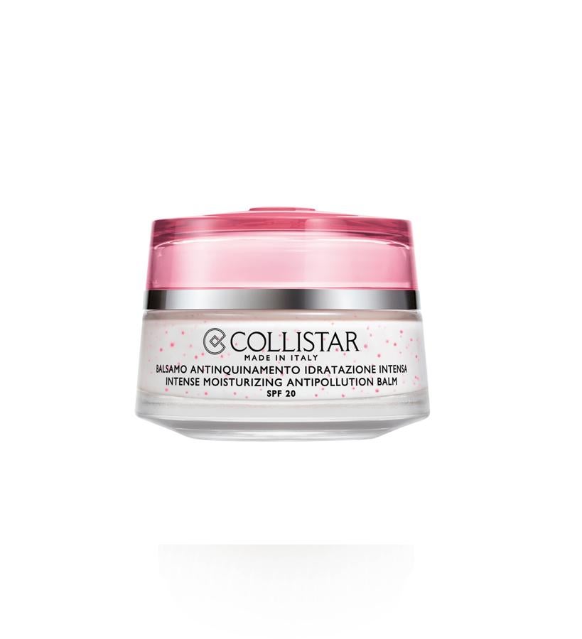 Con SPF 20, este bálsamo protege a todos los tipos de pieles de los ataques externos, mientras la refuerza y revitaliza. Además de los filtros UVA y UVB, contiene extracto de cacao que protege de los daños causados por la luz azul que provoca la contaminación lumínica.  Bálsamo Hidratante Intenso Antipolución de Collistar  (39,90 €).