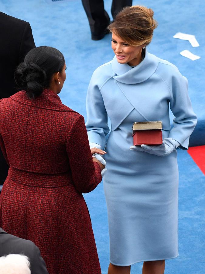 Tras la negativa de varios diseñadores a encargarse de vestir a la nueva Primera Dama, Ralph Lauren la vistió de Jackie Kennedy para la investidura de Donald Trump. Y fue todo un acierto.