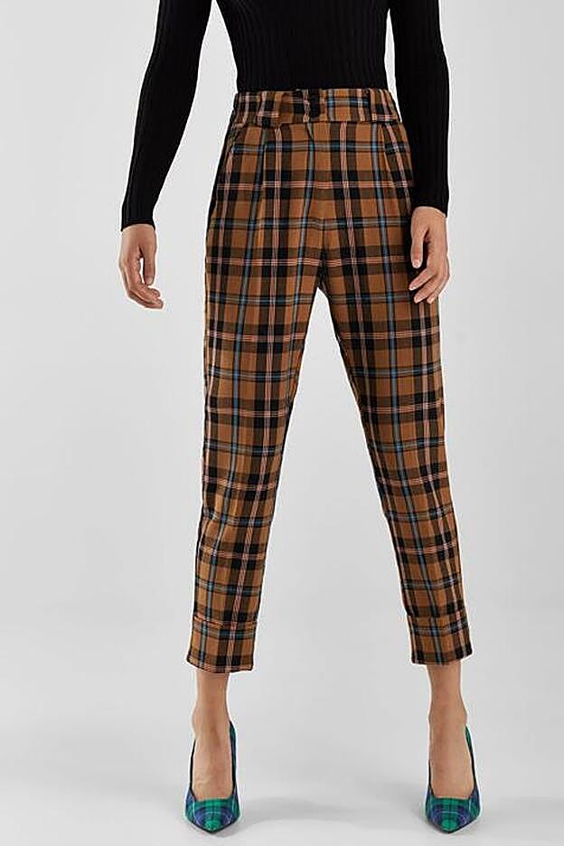 Pantalón tipo jogger con estampado de cuadros, 22,99 euros.