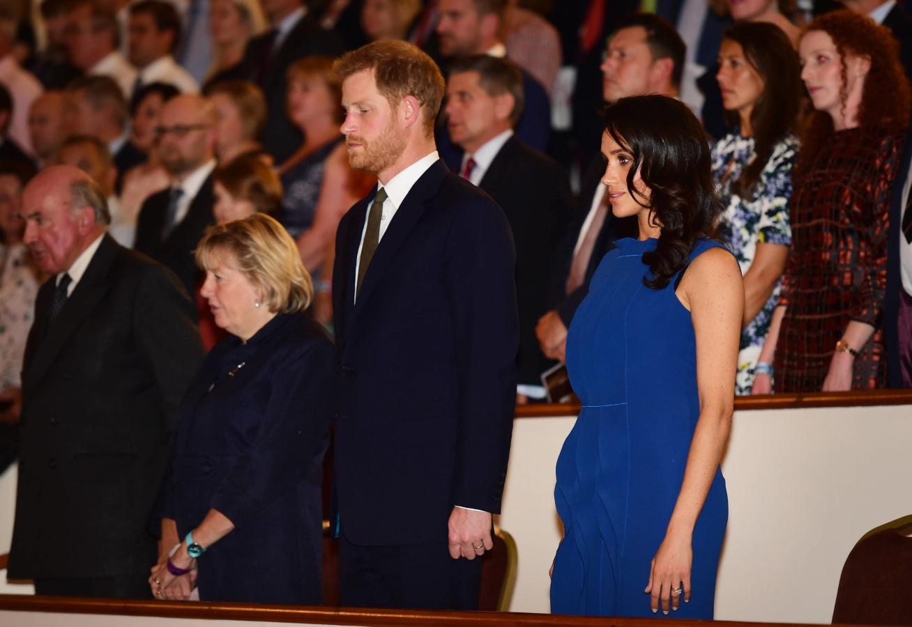 Meghan Markle acudió a principios de septiembre junto al Príncipe Harry a un concierto que conmemoraba el centenario del fin de la I Guerra Mundial en el Central Hall Westminster de Londres, y fotos de perfil como esta hicieron saltar todas las alarmas... ¿Está Meghan Markle embarazada?