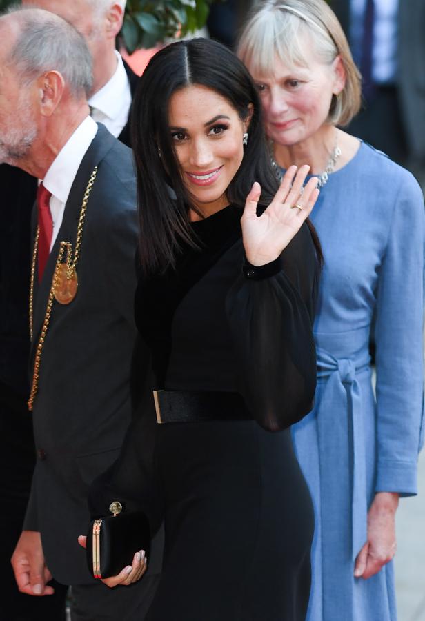 Y con su vestido negro de Givenchy en su primer acto en solitario, el color (que siempre rebaja volumen), el cinturón y el bolso de mano estratégicamente colocado desviaron la atención de una forma magistral.