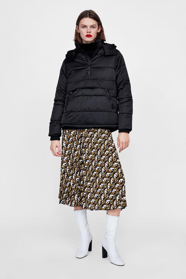 Otra cazadora, la auténtica estrella de los acolchados por su aire retro. Esta tiene varios detalles de diseño que nos convencen: los tres bolsillo frontales, uno de solapa y dos con cremallera, y las aberturas con botón a presión laterales (39,95 euros).