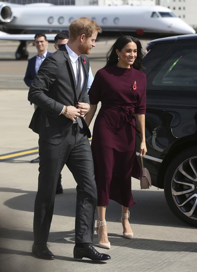 No sabemos si inspirada por doña Letizia, Meghan Markle apostó por una de las firmas favoritas de nuestra Reina, Hugo Boss, que firma este vestido súper favorecedor de líneas minimalistas que la Duquesa de Sussex combinó con sus salones nude de Aquazzura.