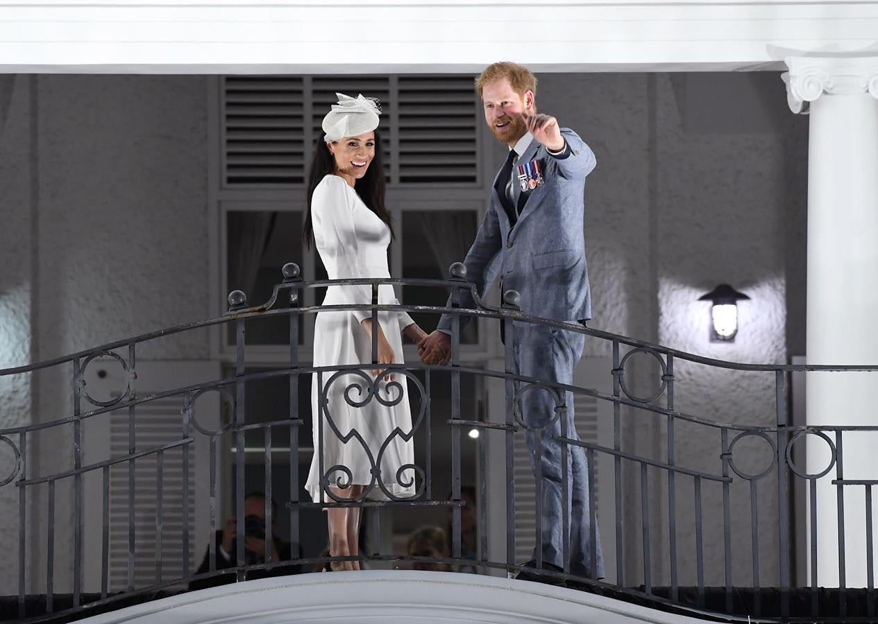 Puede que estemos un poco 'enamoradas' de esta pareja, pero es que ¿pueden ser más ideales Meghan Makle y el Príncipe Harry? Ya en Fiji, los Duques de Sussex han dejado una de las fotos más bonitas de este viaje. Y sí, Meghan ha vuelto a lucir radiante, esta vez con un impecable vestido blanco de Zimmerman (nuevo guiño 'fashionista' al elegir un diseñador australiano) que ha combinado con un original tocado a juego de Stephen Jones.