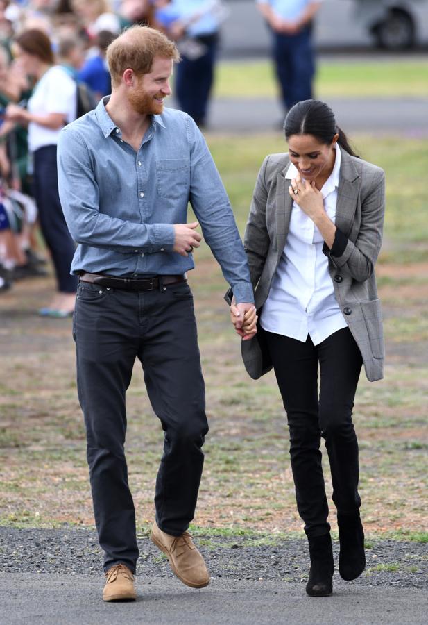 A lo largo de la visita, Meghan Markle completó su look con una blazer de cuadros 'oversize' de la firma de su amiga Serena Williams, dándole un toque 'working girl' ideal y de lo más inspirador.