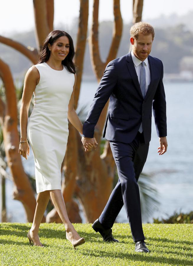 Como te contamos aquí , el primer look de Meghan Markle en Australia escondía un homenaje a Lady Di: la Duquesa de Sussex lució unos pendientes y una pulsera en forma de mariposa que pertenecían a la princesa de Gales. Este emotivo detalle sumado a su impecable vestido minimalista de la australiana Karen Gee, que ya dejaba intuir la 'tripita' de embarazada nos deja un look de matrícula de honor.