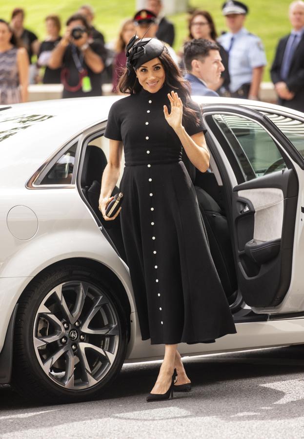 Meghan Markle demuestra con este look 'total black' que el negro siempre será el color más elegante de todos: el vestido de Emilia Wickstead (una de sus favoritas, de origen neozelandés) es una maravilla, le sienta como un guante y, además, queda perfecto con el tocado de Philip Treacy y los salones destalonados con lazo de Tabita Simmons.