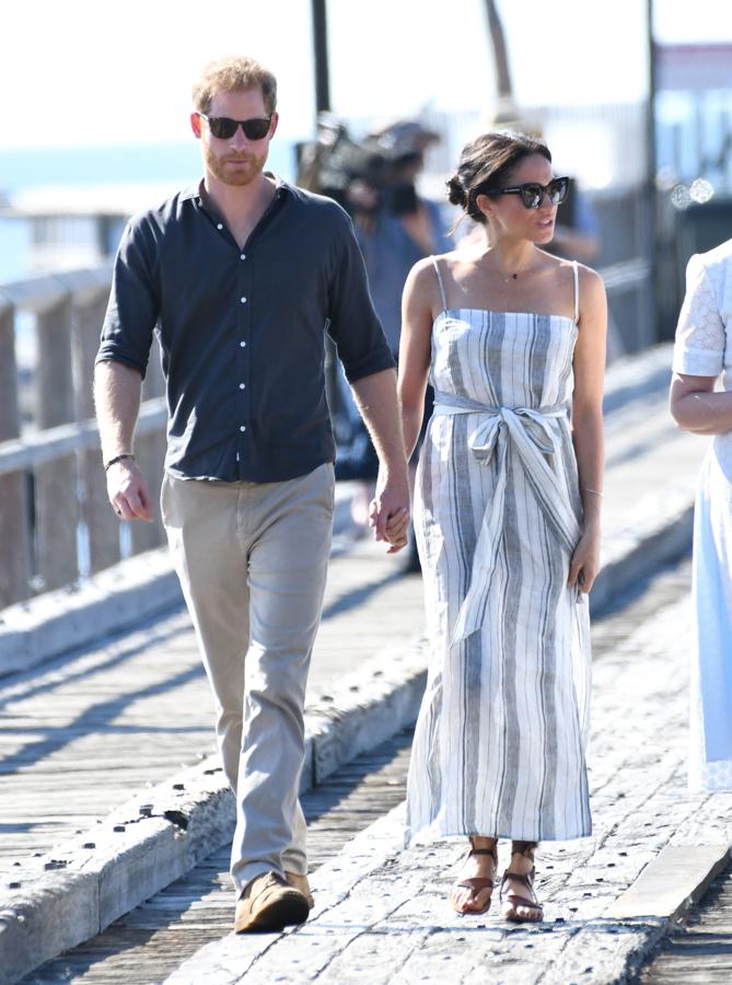 La versión más veraniega y desenfadada de Meghan Markle durante su 'tour' australiano la hemos encontrado en este look con vestido de lino con estampado de rayas de la firma californiana Reformation, una de las favoritas de las 'influencers' internacionales.