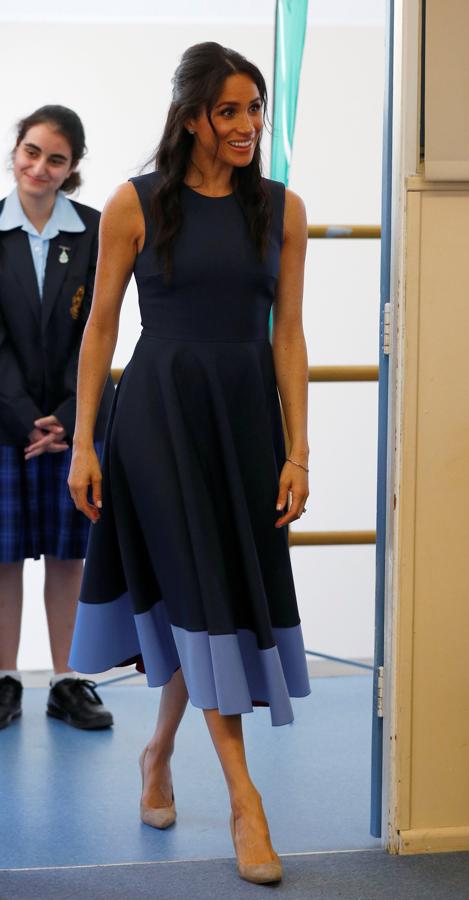 Meghan Markle ha hecho del azul el color de su viaje a Australia, en esta ocasión con un diseño en dos tonos de Roksanda.