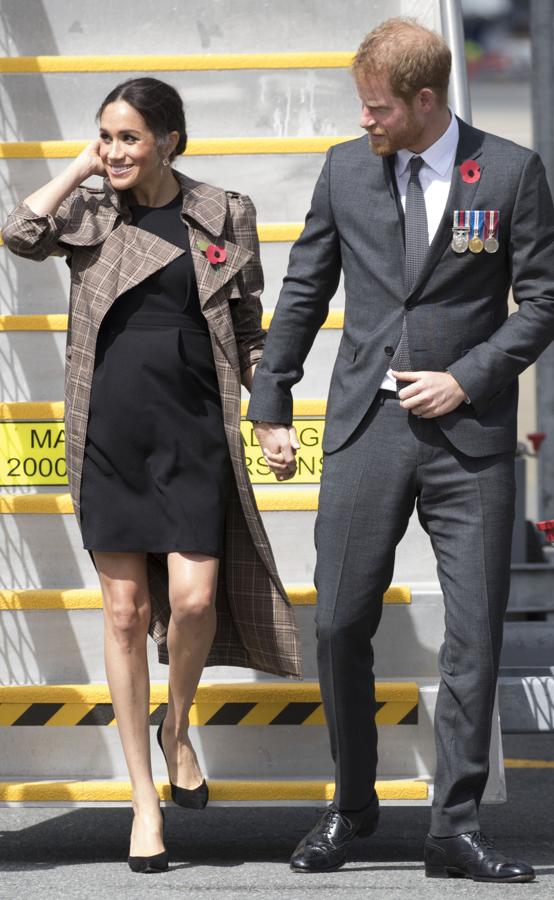 Asos firma el LBD 'low cost' con el que Meghan Markle aterrizó en Nueva Zelanda, y que combinó con uno de los abrigos de la temporada: este trench con estampado de cuadros de la diseñadora neozelandesa Karen Walker.