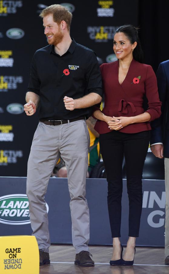 Para acudir a la final de baloncesto en silla de ruedas de los Invictus Games, Meghan Markle apostó por una sencilla combinación con chaqueta peplum cruzada en rojo sangre, firmada por Scanlan Theodore, y que adornó con la amapola de la Royal British Legion.