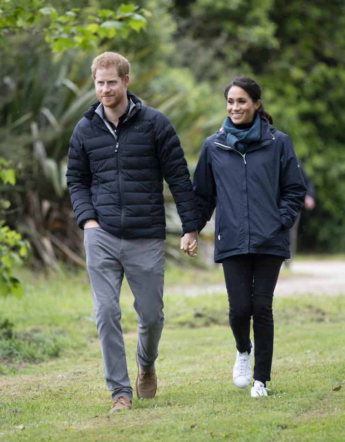 La versión más 'sporty' de Meghan Markle la hemos visto en el Parque Nacional de Tasman, donde ha cambiado su abrigo de entretiempo de Club Monaco de la foto de arriba por una parka azul marino de Seasalt Cornwall; y sus botines de Stuart Weitzman, por las inconfundibles zapatillas Adidas x Stella McCartney.