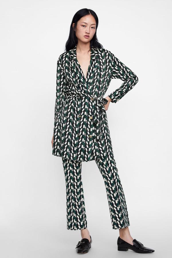 Con la logomanía de Zara ya interiorizada, estos pantalones 'flare' con las letras del gigante de Inditex estampadas también nos parece una opción 'low cost' de lo más acertada. Su precio, 29.95 euros.