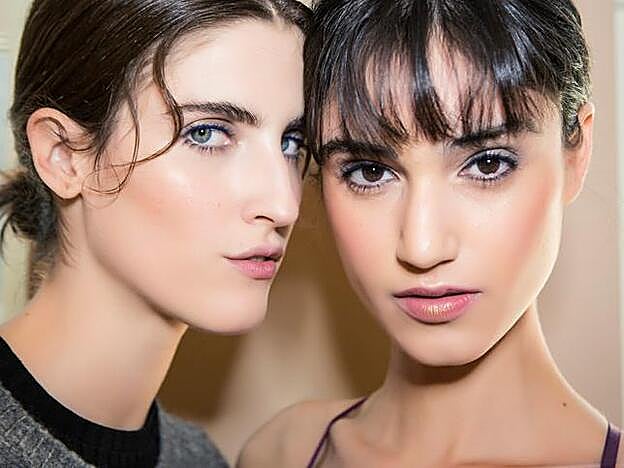 Combinar dos tipos de máscara de pestañas es un truco infalible para lograr un guiño de ojos irresistible.