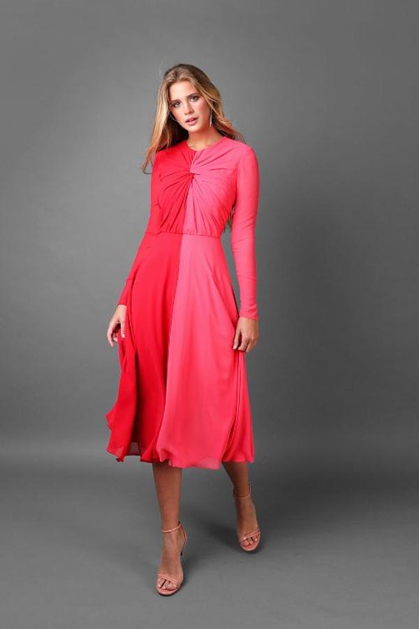El rojo y el fucsia ahora sí combinan, y viendo vestidos como el modelo Gaeta de Victoria by Vicky Martín Berrocal no nos queda más remedio que rendirnos ante este dúo antes prohibido. Precio: 295 euros.