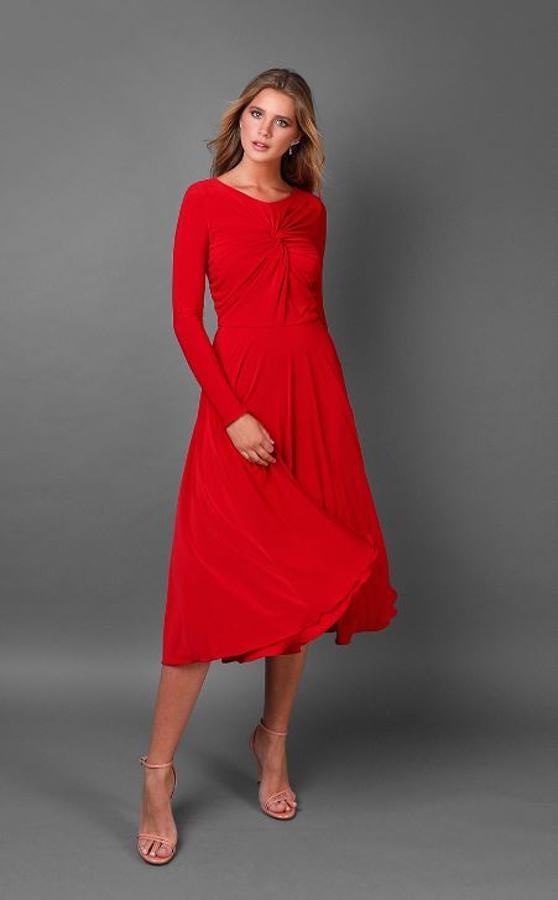 Apostar al rojo en una boda es siempre un acierto. Así que el vestido Goga de Victoria by Vicky Martín Berrocal nos parece ideal.