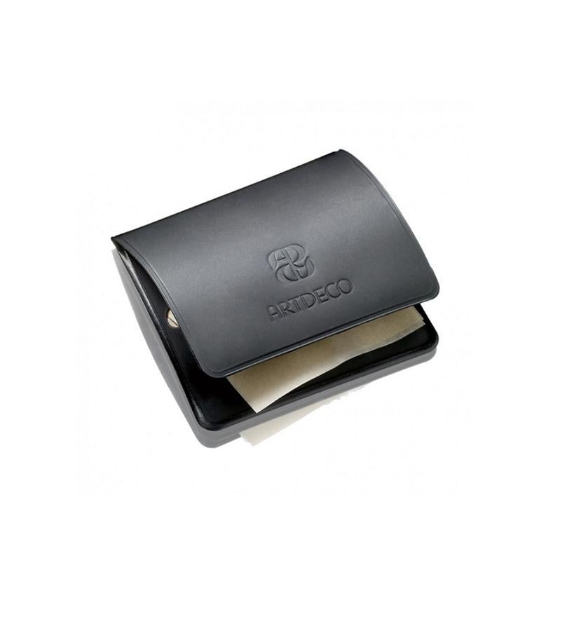 Elimina el exceso de brillo de la piel, manteniendo el maquillaje perfecto durante horas. Resulta imprescindible antes de volver a aplicar cualquier tipo de polvo a lo largo del día. Es pequeño, práctico y elegante y es apto para todo tipo de piel incluso para hombres (10,30 €).