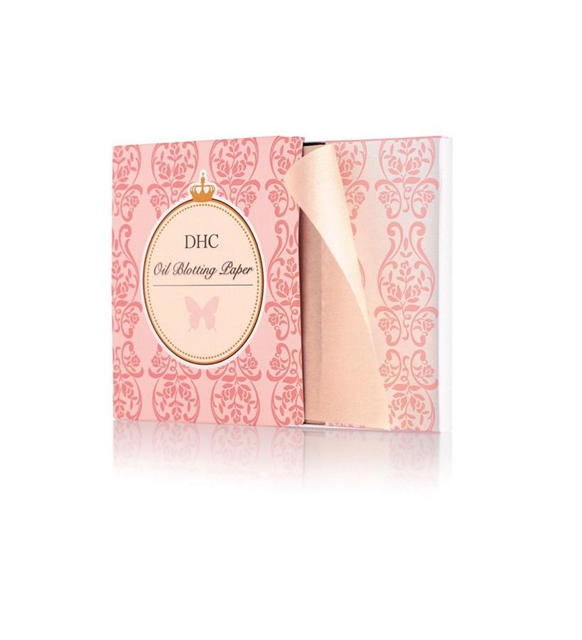 Fino y ultradelicado, 100 papeles hechos con fibras 100% naturales de cáñamo, para lograr una tez mate impecable durante todo el día. Este secante absorbe el exceso de aceite y minimiza el brillo no deseado, perfecto para llevarlo en el bolso y hacer retoques (16,90 €).