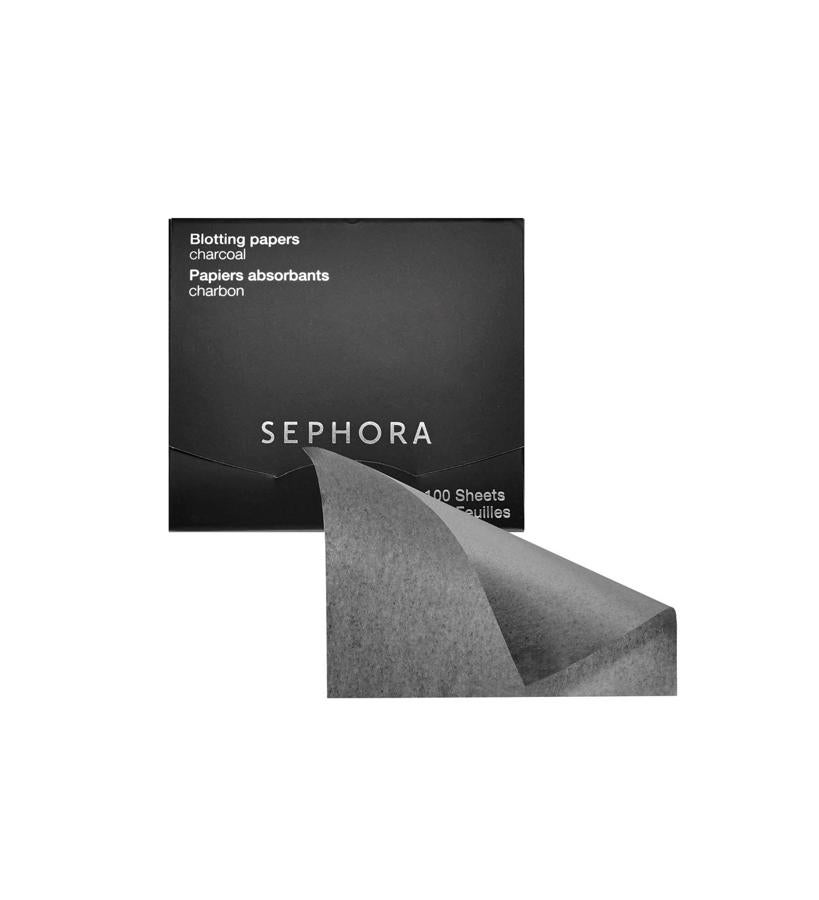 Estos elegantes papeles secantes de la cadena de perfumerías, no dejan residuos, ya que eliminan el brillo del cutis al primer contacto. Se presentan en sobres de 100 hojas, en distintas versiones, con diferentes fragancias y efectos matificantes modulables. Estas negras están hechas de carbón de bambú y tienen efectos purificantes, ideal para cutis grasos (7,90 €).