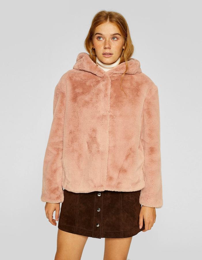 Chaqueta de peluche rosa, de Stradivarius (39,99 euros).