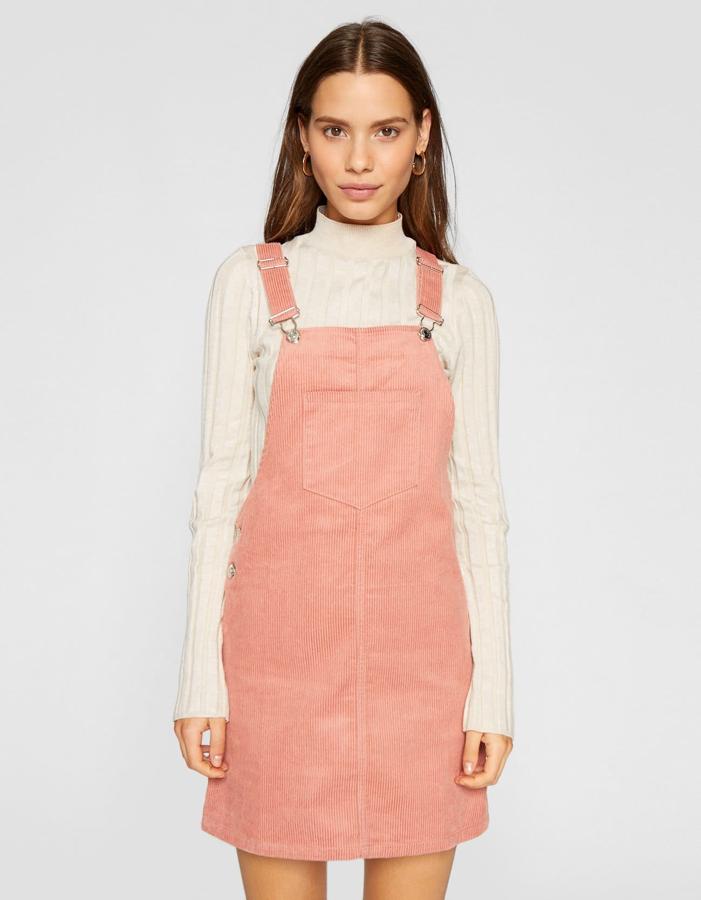 Peto con minifalda, de pana, en Stradivarius (19,99 euros).