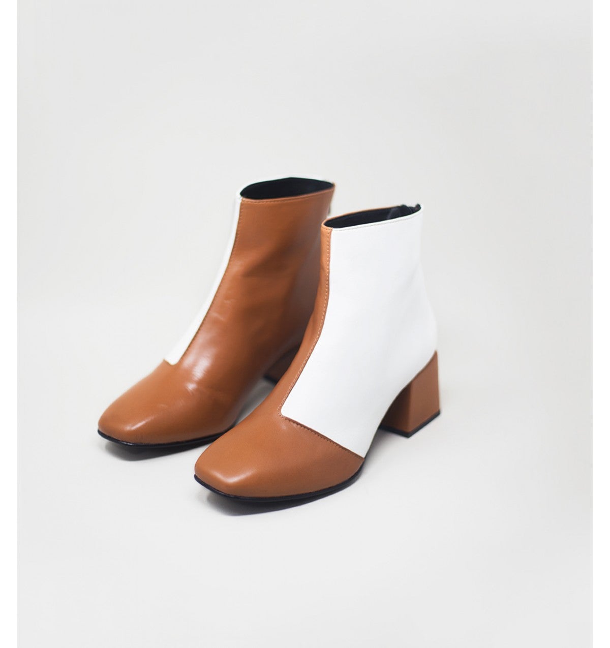 Botines de Au Revoir Cinderella, de piel en dos colores: 145 euros.