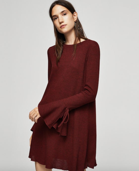 Vestido con volante en las mangas de Mango Outlet: 12,99 euros.