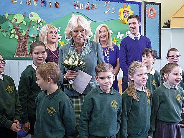 Camila Parker en su visita al colegio.
