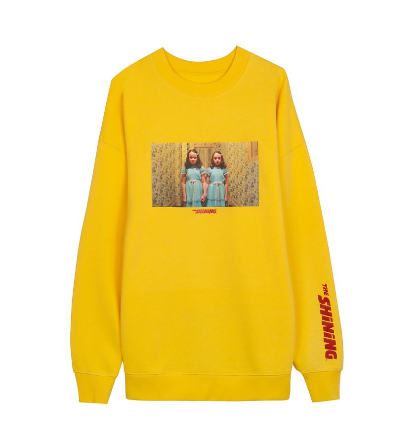 La película El resplandor está representada con esta sudadera y las famosas niñas de la película.