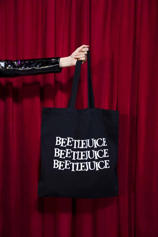En la colección Horror Cinema también hay un accesorios: esta bolsa con la palabra Beetlejuice... tres veces seguidas.