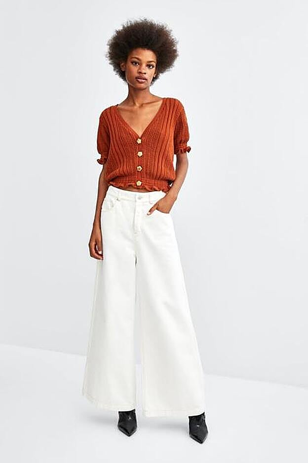 Chaqueta de puntos con diseño fruncido en mangas y bajo.