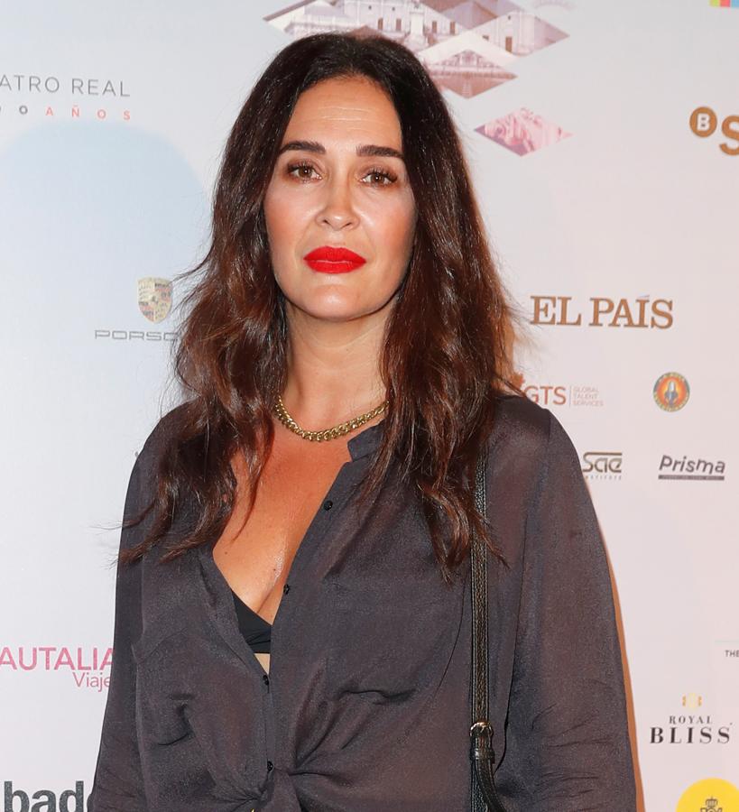 Los peinados de inspiración años sesenta son tendencias este otoño y Vicky ya lo ha lucido. Eso sí, ella ha actualizado el concepto optando por el acabado ‘wet,’ en vez de por el convencional. De esta manera ha evitado parecer más mayor, ya que con este estilo sesentero se corre el riesgo de echarse años encima.