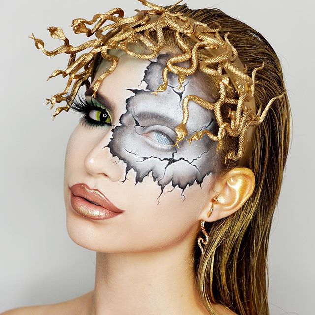 La dificultad de este maquillaje de Abby Roberts es alta, pero en su cuenta de Instagram puedes encontrar inspiración para la noche de Halloween.