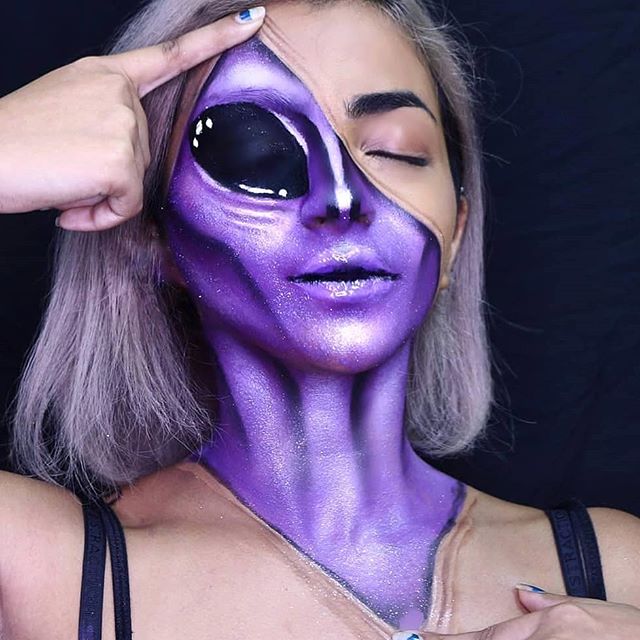 Vil es una experta influencer en maquillaje para Halloween. Con más de 40.000 seguidores, cada día sube caracterizaciones de lo más escalofriantes con vídeos paso a paso. Este disfraz de alien nos resulta muy original para celebrar la noche de los muertos.