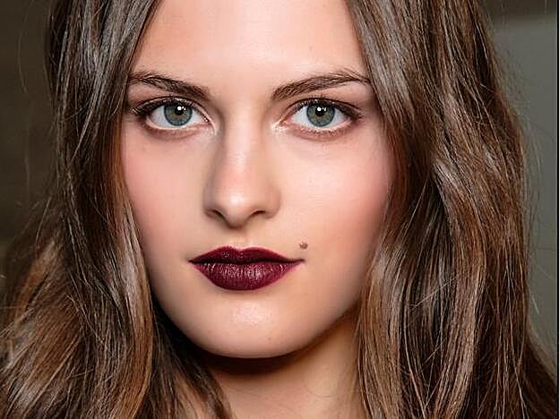 En el desfile de Bottega Veneta las modelos llevaban los labios oscuros perfectamente perfilados.