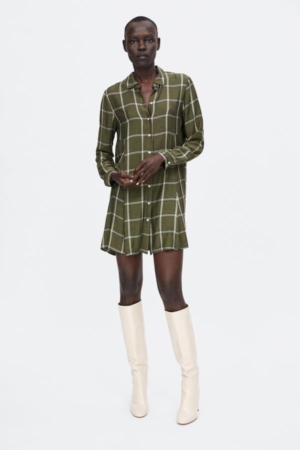 Nos imaginamos este vestido camisero con estampado de cuadros sobre fondo verde oliva en un sinfín de combinaciones. ¡Y por solo 15.99 euros!