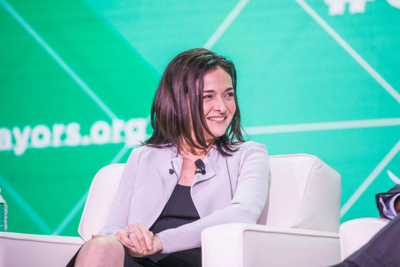 Sheryl Sandberg, la primera mujer en formar parte del comité de Facebook, es actualmente la Directora Operativa de Facebook.