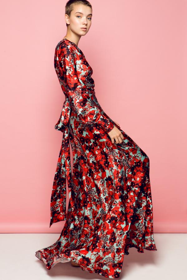 Más vestidos camiseros pero esta vez en su versión más romántica. Este es asimétrico, con una sola manga.