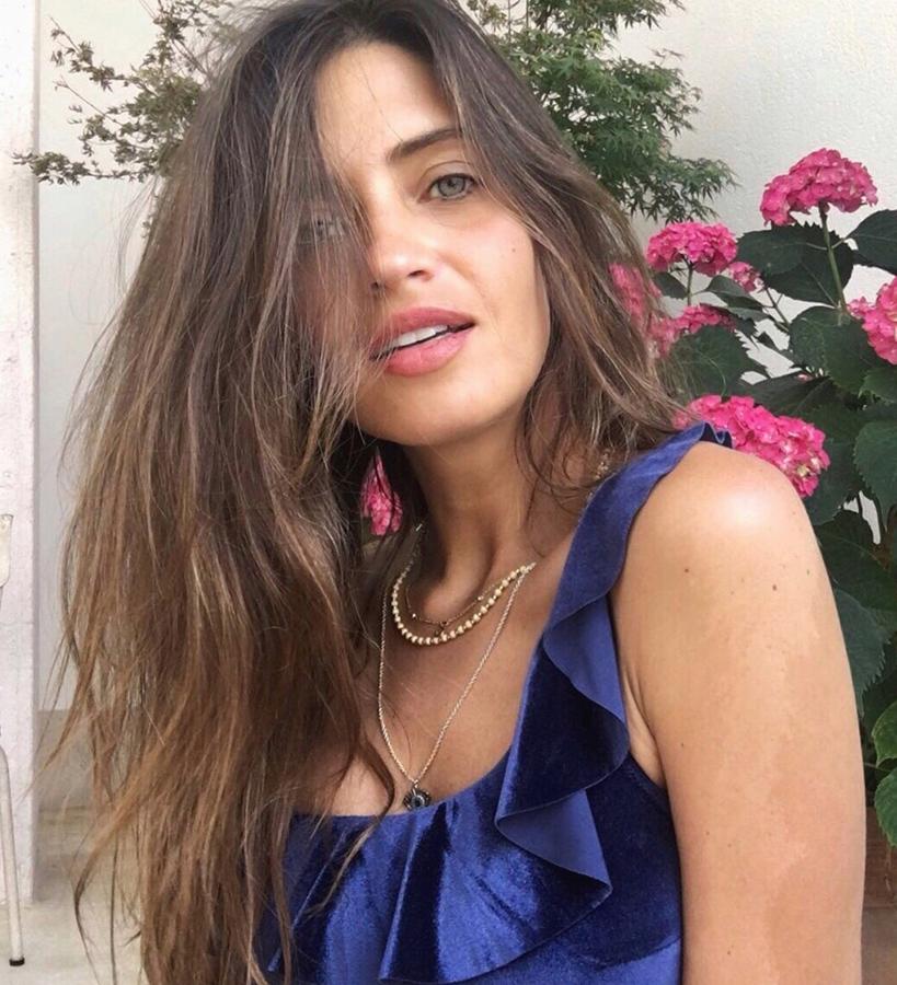 La naturalidad sigue siendo un imprescindible, tanto para el peinado como para el maquillaje. Para lograr una imagen sexy como la de la expresentadora, basta con apostar por una melena texturizada con un champú en seco, un ‘microeyeliner’ y unos labios hidratados con un bálsamo que tenga algo de color.