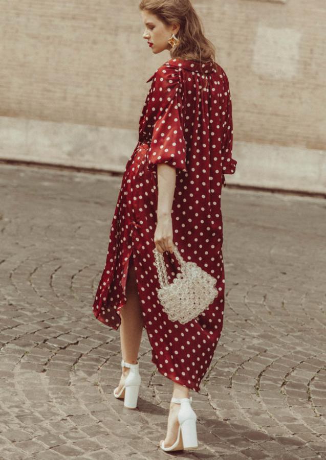 Las embarazadas también tienen sus opciones. Si tienes que ir a una boda de invierno y, además, con tripita, puedes optar por un vestido camisero tipo túnica. Y sin perder ni una pizca de estilo.