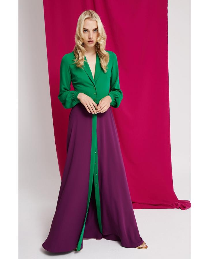 La  firma favorita de Paula Echevarría  no defrauda. Esta combianción de morado y verde llamará la atención en cualquier boda, sin duda.