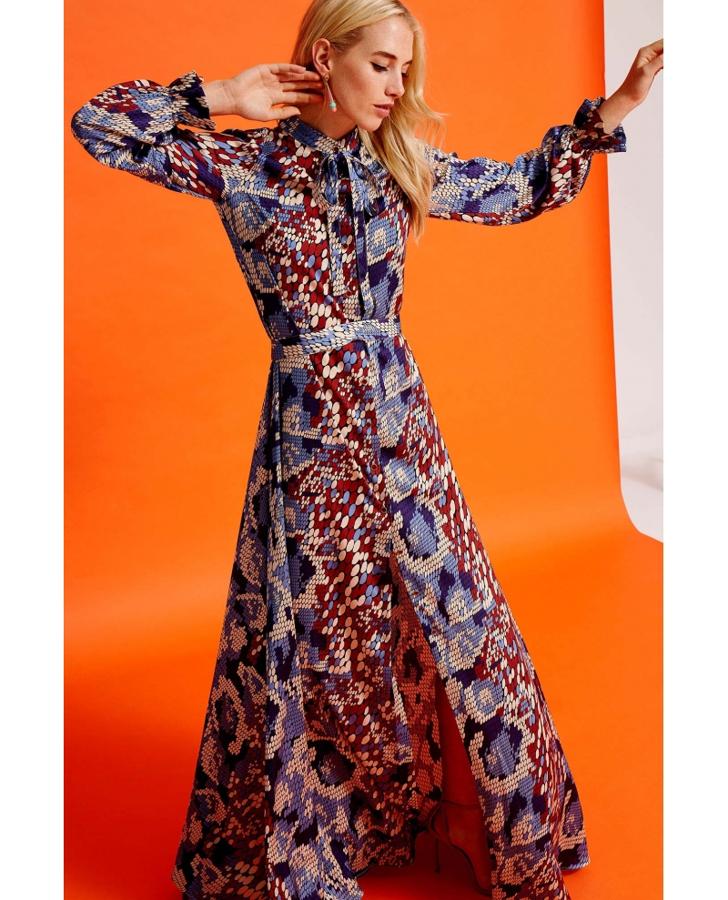 Si te gustan los estampados diferentes, las creadoras de Dolores Promesas son expertas en esto. Y sus versiones de vestidos largos camiseros no te fallarán.