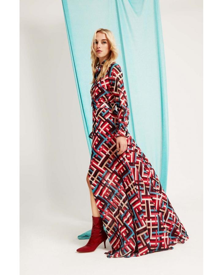 Con otro estampado, esta vez más geométrico y en otros colores. Las más atrevidas triunfarán si lo llevan con botines. ¿Te atreverías a ir a una boda con este calzado?