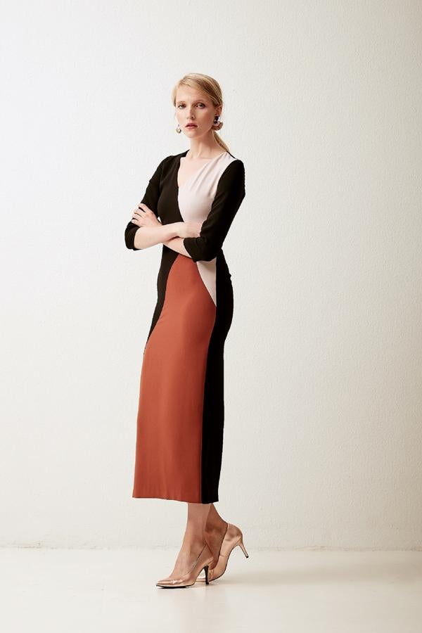 Los juegos geométricos siempre funcionan y esta combinación de colores del vestido Ritta queda espectacular.