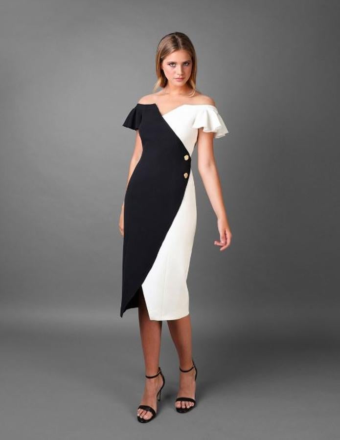 Bicolor, con escote barco y volantes en las mangas.