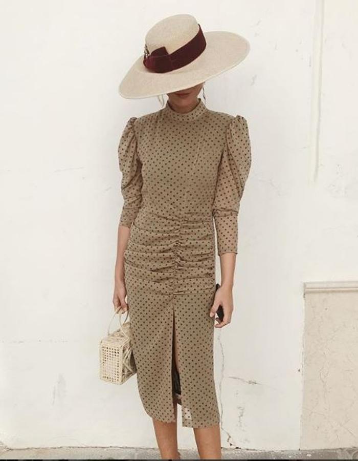 Los drapeados en tejidos de lunares son su especialidad y sus mangas, casi siempre largas, te permitirán llevarlos para todas las bodas del año.